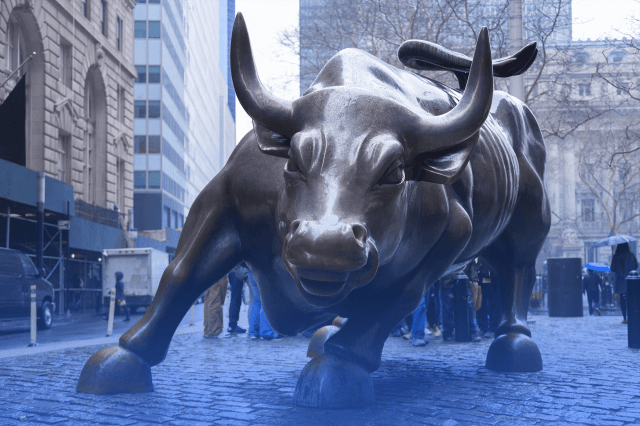 A foto mostra uma escultura de touro, em referência ao bull market