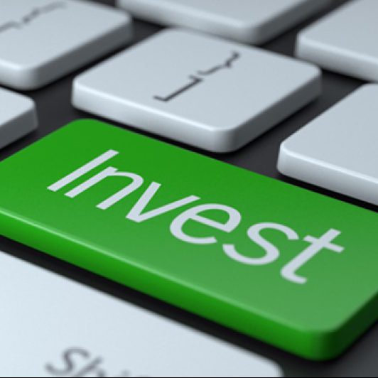 A foto mostra em zoom teclas de computador, em específico uma verde que diz "Invest"