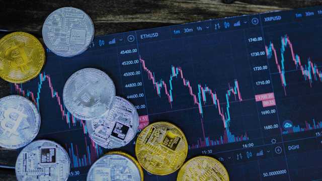 A foto mostra um gráfico de barras para o trader identificar o padrão de candlestick e moedas referentes às criptomoedas sobrepondo o gráfico.