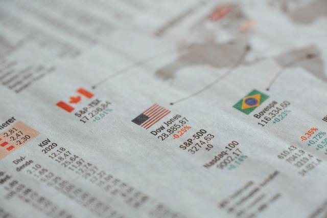 imagem mostra mapa destacando a bandeira dos estados unidos com o número do índice dow jones