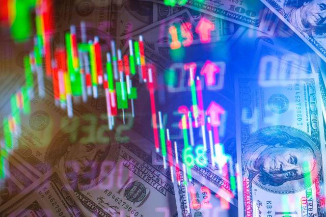ráficos financeiros sobrepostos por notas de dólar, simbolizando os investimentos na Bolsa Americana.