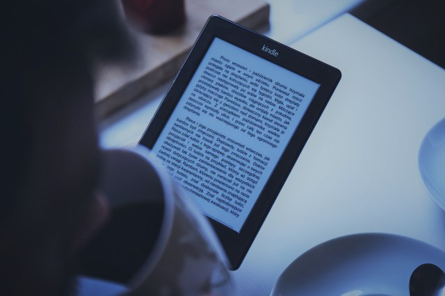 Foto de uma pessoa lendo em livros para traders