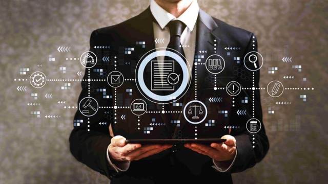 Homem de negócios apresentando ícones de tecnologia e legislação, relacionados à Comissão de Valores Mobiliários.