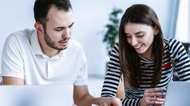 Um homem e uma mulher, que são sócios, discutindo como o planejamento financeiro pode auxiliar no ponto de equilíbrio da empresa.